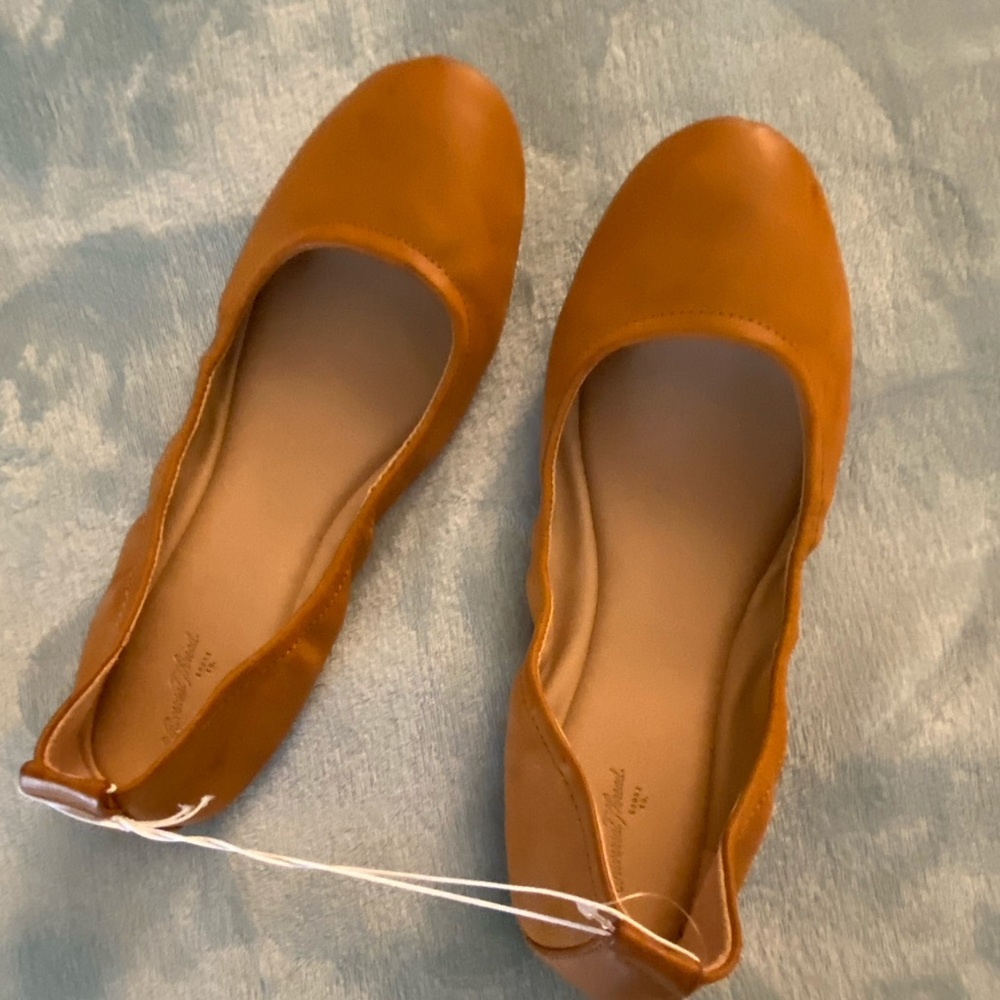 Universal Thread flats